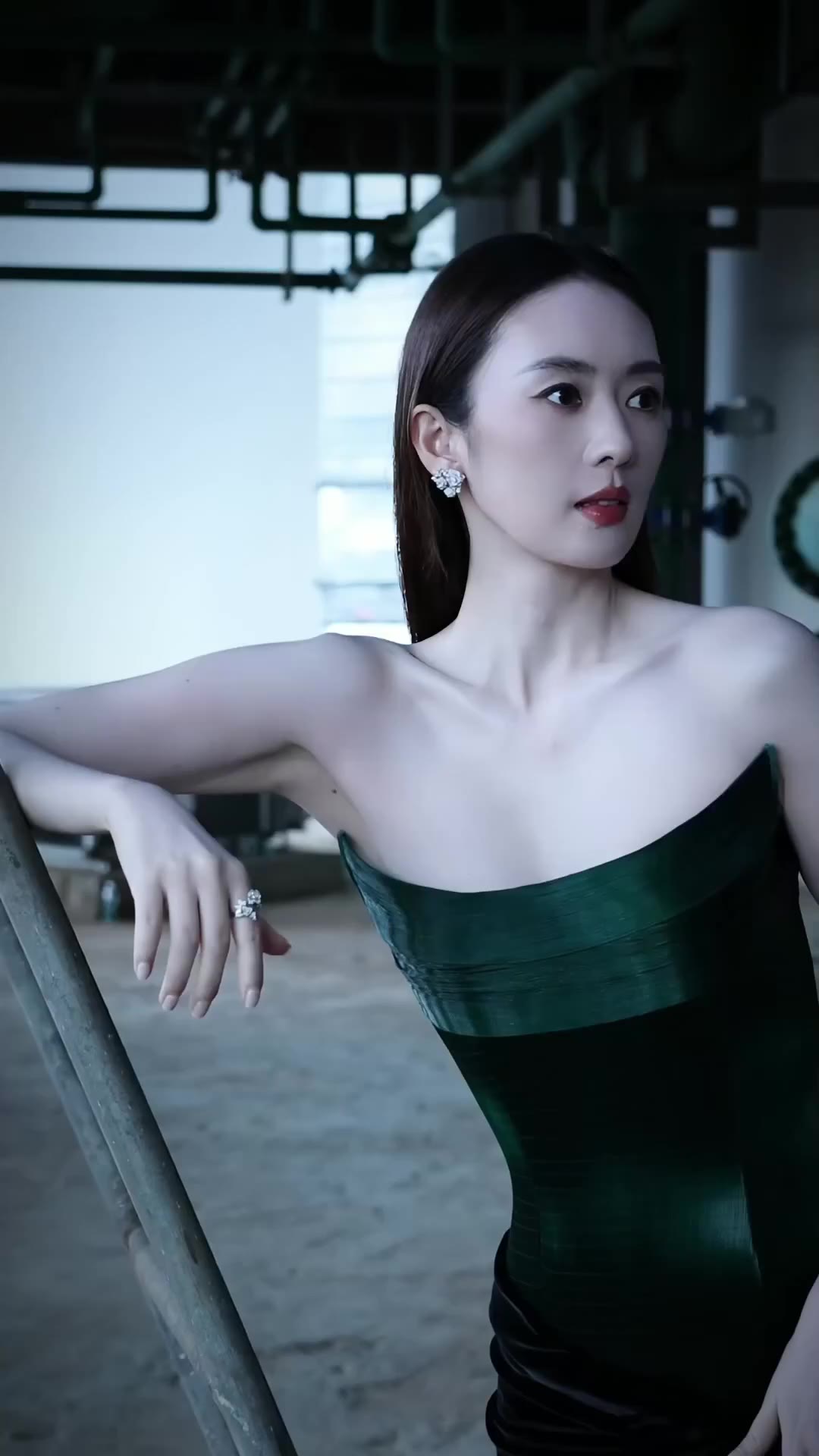 AI魔改 童瑶 骚浪女明星自述拍性感写真时被摄影师狂插猛干欲仙欲死 cover